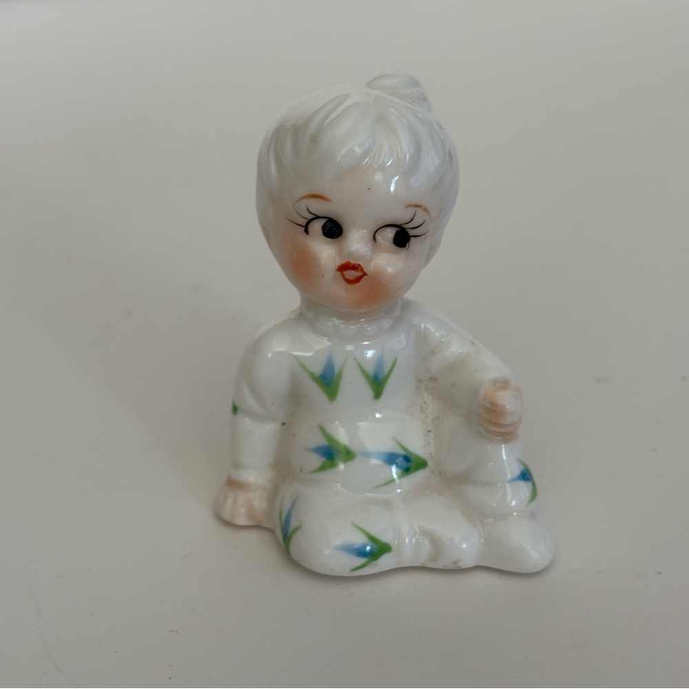 VTG 50’sPorcelain Baby Figurine In Corn Cob Graphic Pyjamas Side Eyes Taiwan 3”